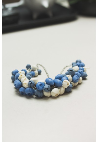 Statement Necklace “Azure & Cream Flowers” – Handmade Polymer Clay on Stainless Steel – 48 cm