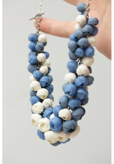 Statement Necklace “Azure & Cream Flowers” – Handmade Polymer Clay on Stainless Steel – 48 cm