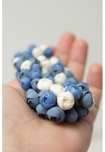 Statement Necklace “Azure & Cream Flowers” – Handmade Polymer Clay on Stainless Steel – 48 cm
