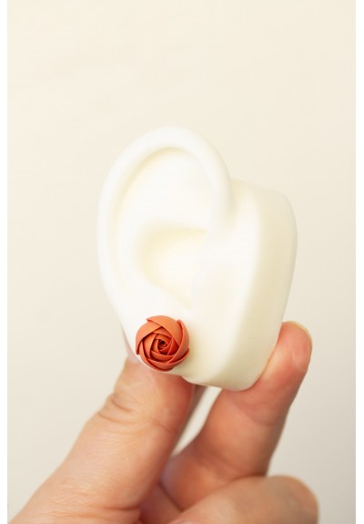 Cozy Crochet Flower Stud Earrings – Soft Yarn & Clay Rose Earrings, Lightweight Winter Jewelry for Sensitive Ears