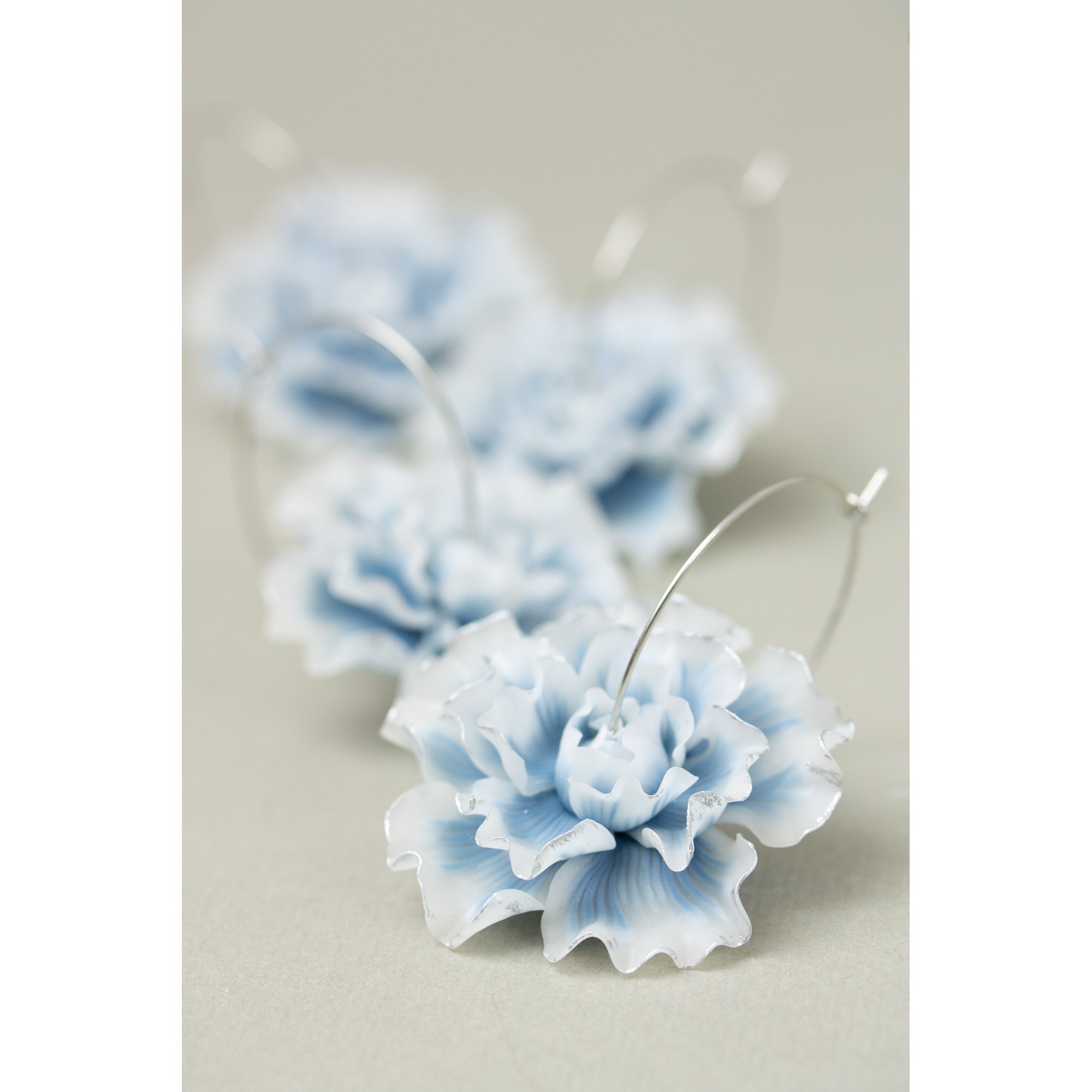 And my first post this year! A new pair of beautiful earrings with miniature  flowers. Composition: cream roses, lathyrus, blue anemone flowers. Air-dry  clay. : r/crafts